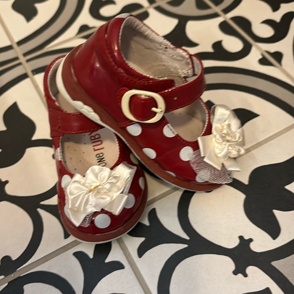 One Ruby Lane baby girl size 5 Mary Jane shoes